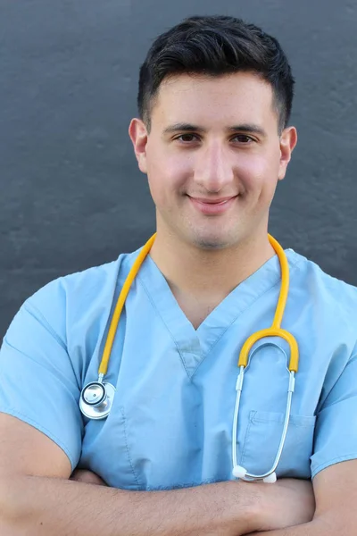 Close Retrato Belo Jovem Médico Com Estetoscópio Frente Parede Cinza — Fotografia de Stock