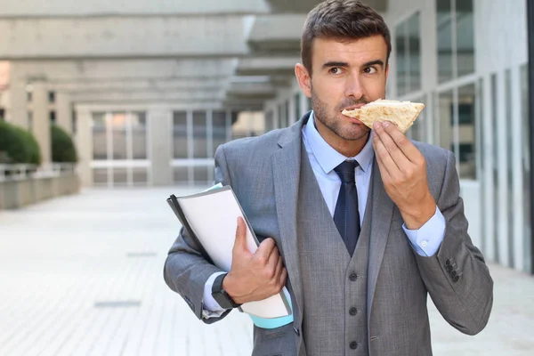 Empresario Caminando Comiendo Mismo Tiempo — Foto de Stock