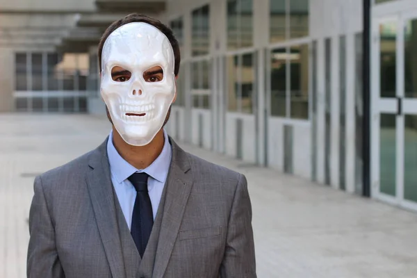 ハロウィンの頭蓋骨のマスクでハンサムな若いビジネスマンのクローズアップ肖像画路上で — ストック写真