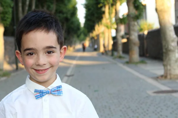 Primo Piano Ritratto Elegante Bambino Ragazzo Camicia Bianca Papillon Piedi — Foto Stock