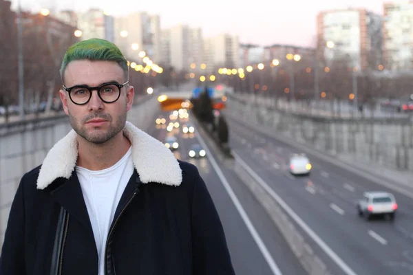 緑の髪の笑顔でトレンドセッター ぼやけた街の背景 — ストック写真