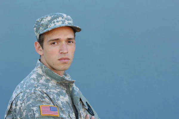 Κοντινό Πορτραίτο Όμορφου Νεαρού Στρατιώτη Στολή Και Καπέλο Μπροστά Από — Φωτογραφία Αρχείου