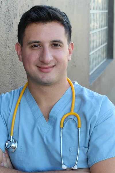 Portret Przystojnego Młodego Lekarza Stetoskopem Przed Szarą Ścianą — Zdjęcie stockowe