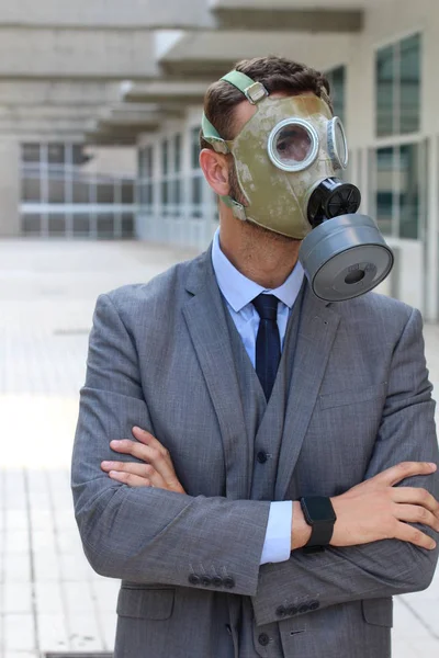 路上のガスマスクのハンサムな若いビジネスマンのクローズアップ肖像画 — ストック写真