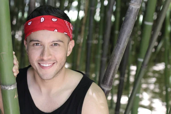 Bonito Macho Sorrindo Uma Floresta Bambu — Fotografia de Stock