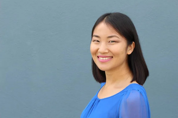 Mulher Asiática Sorrindo Rindo Fundo Estúdio — Fotografia de Stock