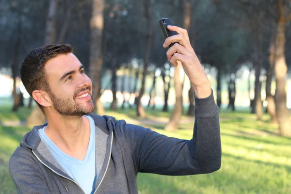 Närbild Porträtt Stilig Ung Man Med Smartphone Parken — Stockfoto