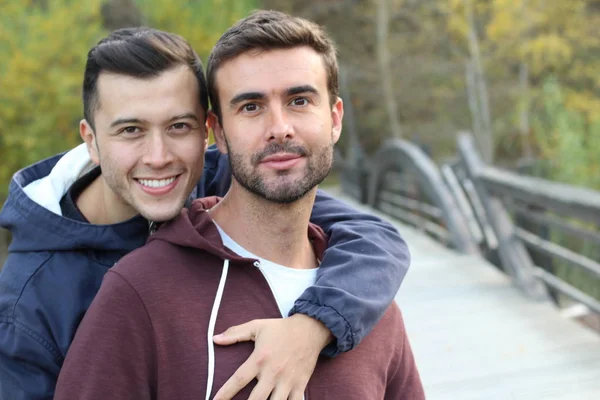 在秋天享受公园生活的一对同性恋夫妇 — 图库照片