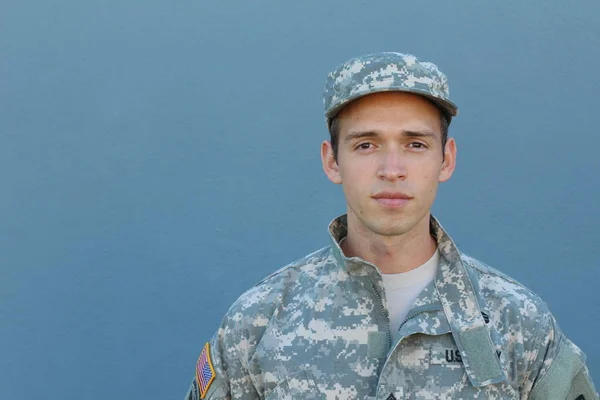 Närbild Porträtt Stilig Ung Soldat Uniform Och Mössa Framför Blå — Stockfoto