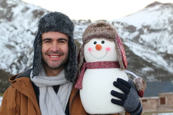 Divertente Ragazzo Con Pupazzo Neve Carino Che Assomiglia Lui — Foto Stock