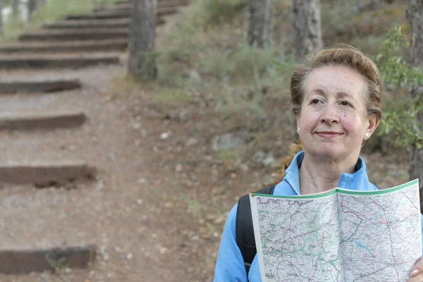 Ανώτερη Γυναίκα Κοιτάζοντας Χάρτη Και Σχεδιασμό Ταξίδι Χαθεί Στο Σκοτεινό — Φωτογραφία Αρχείου