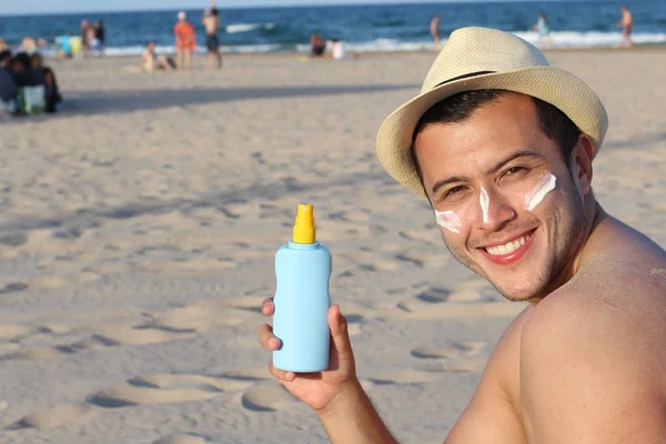 Άνθρωπος Προστατεύει Δέρμα Του Από Τον Ήλιο — Φωτογραφία Αρχείου