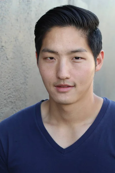 Zblízka Portrét Pohledného Mladého Asijského Muže Modré Košili — Stock fotografie