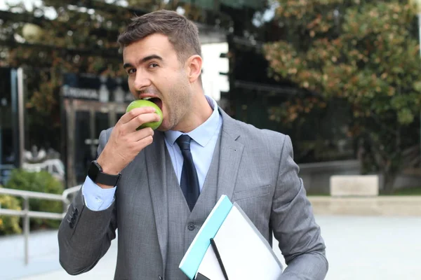 Close Retrato Belo Jovem Empresário Terno Comer Maçã Verde Rua — Fotografia de Stock