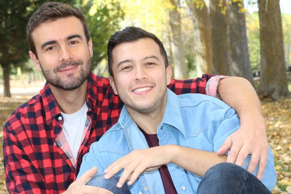 Gay Coppia Godendo Parco Autunno — Foto Stock