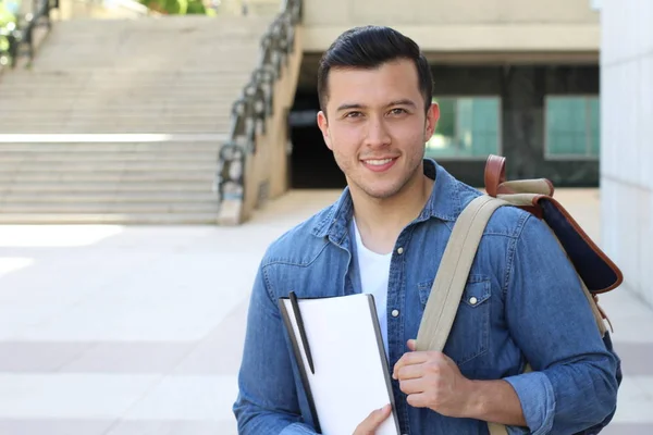 Yakışıklı genç bir adamın sokak kıyafetleri içinde yakın plan portresi.