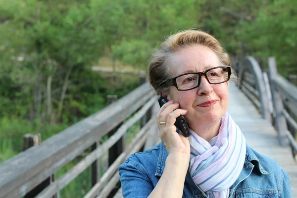 Volwassen Vrouw Bril Met Behulp Van Een Smartphone Buiten — Stockfoto