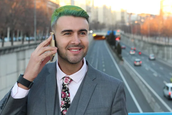 Elegante Homem Bonito Com Cabelo Verde Falando Telefone Cidade — Fotografia de Stock