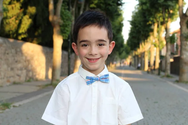 Retrato Cerrado Niño Con Estilo Camisa Blanca Corbata Aire Libre — Foto de Stock