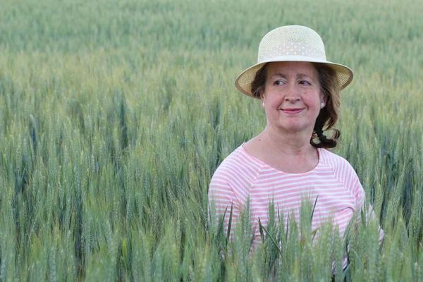 Volwassen Natuurlijke Vrouw Tarwevelden — Stockfoto