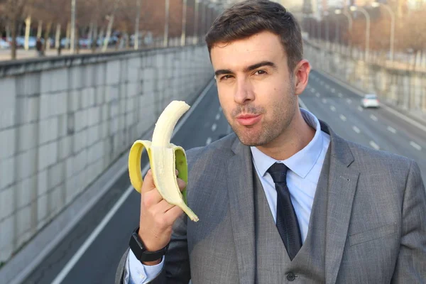 Empresário Sorridente Engraçado Segurando Uma Banana — Fotografia de Stock