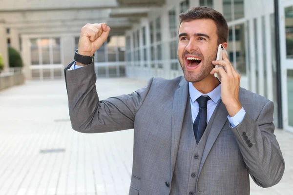 Бизнесмен Энтузиазмом Слушает Телефону — стоковое фото