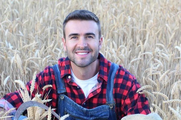 農家の服を着たハンサムな若い男と自然の上で麦畑の上に麦畑の帽子のクローズアップ肖像画 — ストック写真