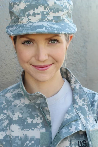 Vacker Ung Kvinna Militär Kostym Grå Bakgrund — Stockfoto