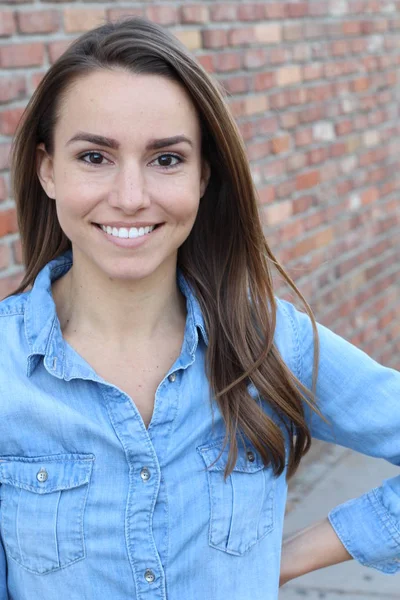 Hermosa Mujer Casual Sonriendo Fondo Pared Ladrillo Con Espacio Copia —  Fotos de Stock