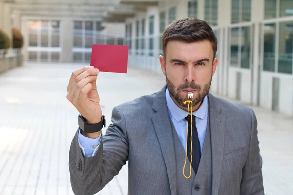 Närbild Porträtt Stilig Ung Affärsman Med Visselpipa Visar Rött Kort — Stockfoto