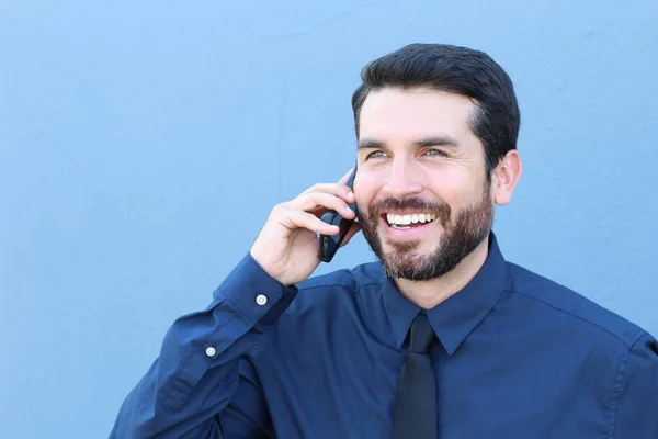 Boldog Üzletember Beszél Telefonon Keresztül Kék Stúdió Háttér — Stock Fotó