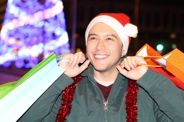 Nahaufnahme Eines Hübschen Jungen Mannes Mit Weihnachtsmütze Auf Dem Weihnachtlichen — Stockfoto