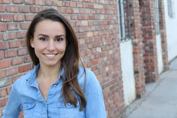 Hermosa Mujer Casual Sonriendo Fondo Pared Ladrillo Con Espacio Copia —  Fotos de Stock