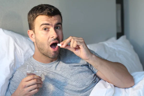 Retrato Cercano Joven Guapo Que Toma Píldora Cama Casa —  Fotos de Stock