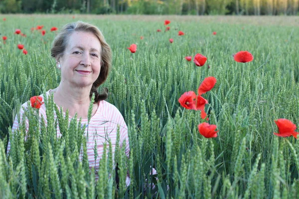 Volwassen Natuurlijke Vrouw Papaverveld — Stockfoto