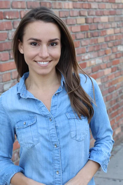 Hermosa Mujer Casual Sonriendo Fondo Pared Ladrillo Con Espacio Copia —  Fotos de Stock