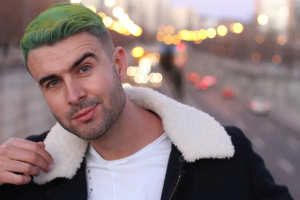 Trendsetter Com Cabelo Verde Sorrindo Borrado Fundo Cidade — Fotografia de Stock