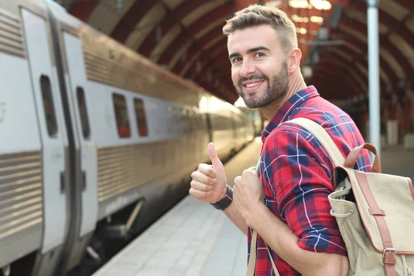 Nahaufnahme Porträt Eines Gutaussehenden Jungen Mannes Legerer Kleidung Auf Dem — Stockfoto