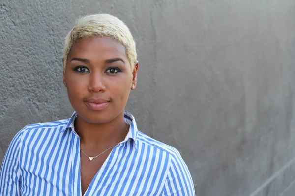 Retrato Uma Jovem Mulher Africana Alegre Sorrindo Com Espaço Cópia — Fotografia de Stock