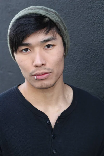 Zblízka Portrét Pohledného Mladého Asijského Muže Před Šedou Stěnou — Stock fotografie
