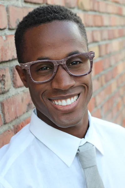 Beyaz Gömlekli Yakışıklı Afro Amerikan Bir Adamın Yakın Plan Portresi — Stok fotoğraf
