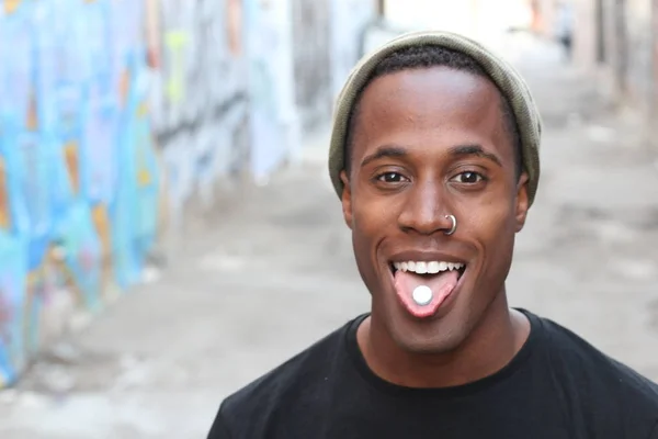 Primer Plano Retrato Guapo Joven Afroamericano Con Píldora Lengua Pie — Foto de Stock