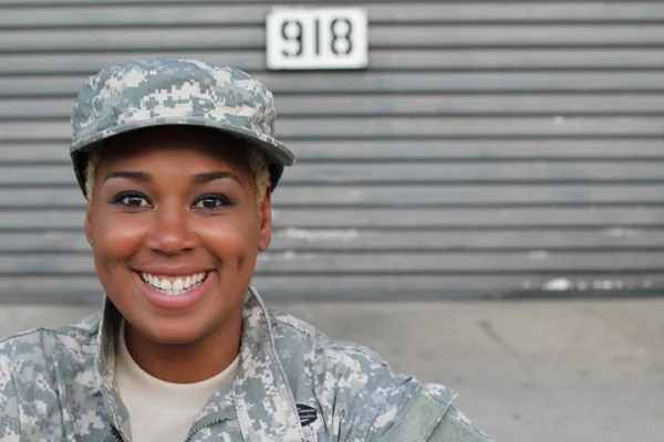 Femme Afro Américaine Soldat Debout Extérieur Pendant Journée — Photo