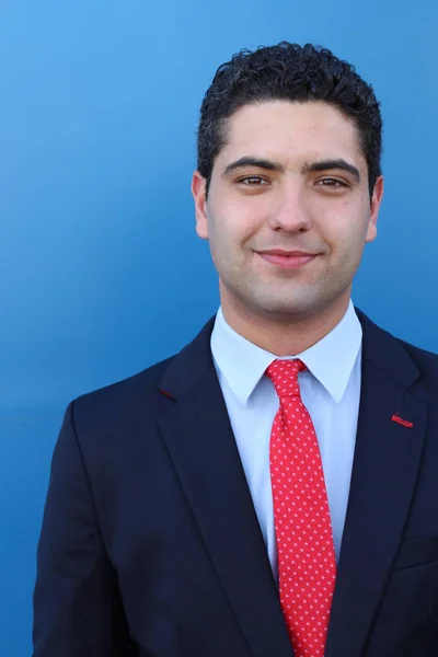 Közeli Portré Jóképű Fiatal Üzletemberről Fekete Kabátban Piros Nyakkendővel — Stock Fotó