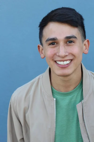 Close Retrato Belo Jovem Roupas Casuais Frente Parede Azul — Fotografia de Stock