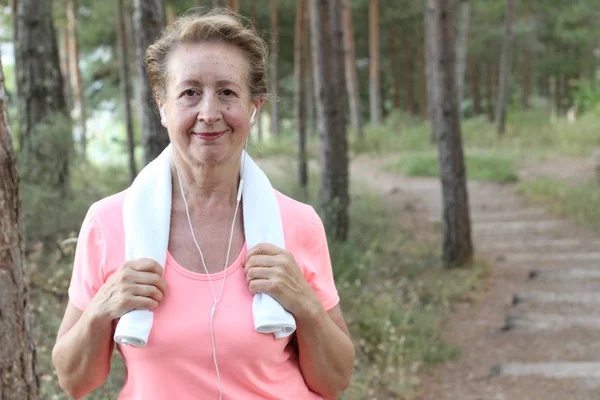 Donna Anziana Riposo Dopo Allenamento Nel Parco — Foto Stock