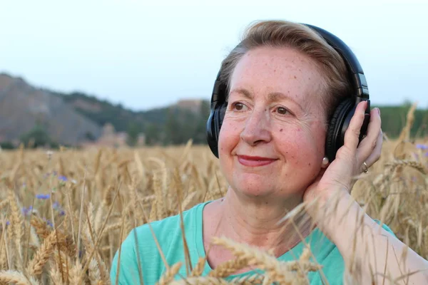 Mooie Natuurlijke Volwassen Vrouw Met Koptelefoon Buiten Genieten Van Muziek — Stockfoto