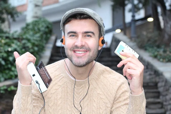 Close Portret Van Knappe Jongeman Casual Kleding Luisteren Muziek Met — Stockfoto