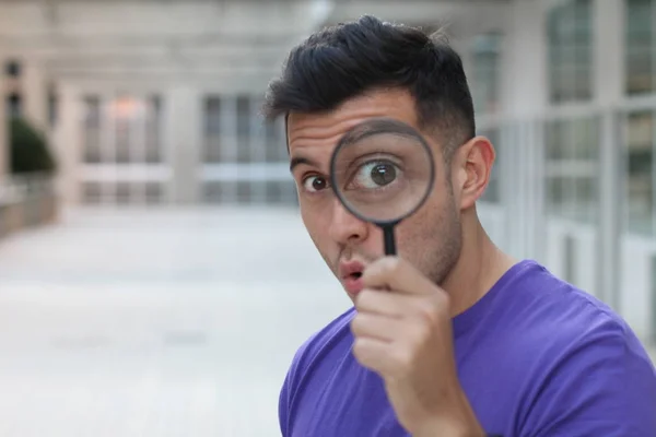 Close Retrato Belo Jovem Olhando Para Câmera Através Lupa Rua — Fotografia de Stock