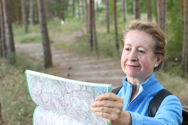 Ανώτερη Γυναίκα Κοιτάζοντας Χάρτη Και Σχεδιασμό Ταξίδι Χαθεί Στο Σκοτεινό — Φωτογραφία Αρχείου